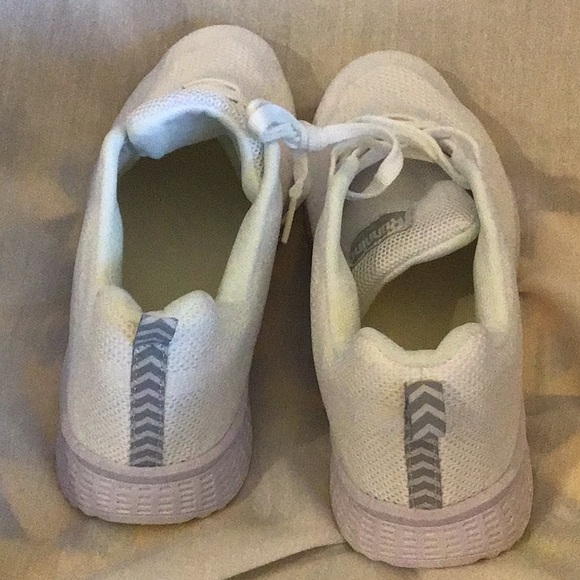 NWOT Women’s Casual Sneaker - Picture 2 of 3
